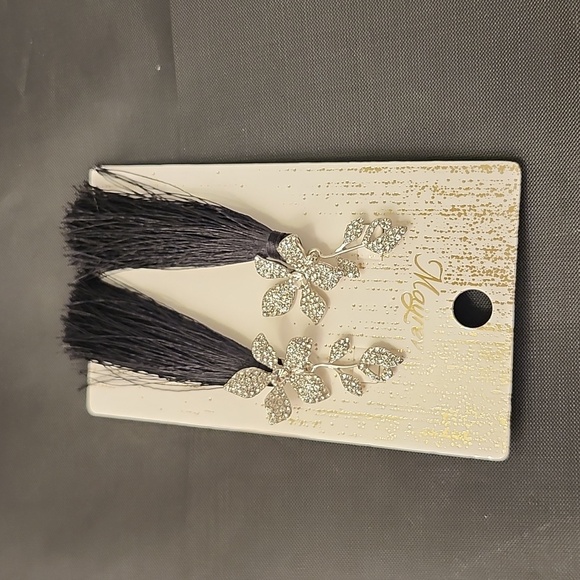 BRAND NEW MAYREW FLOWER RHINESTONE TASSEL DECOR EARRINGS - Picture 5 of 10